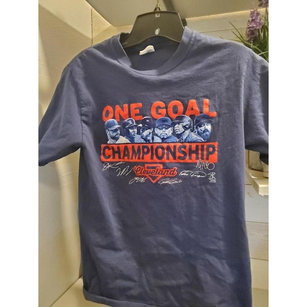 Cleveland indians shirt Women's Small‎